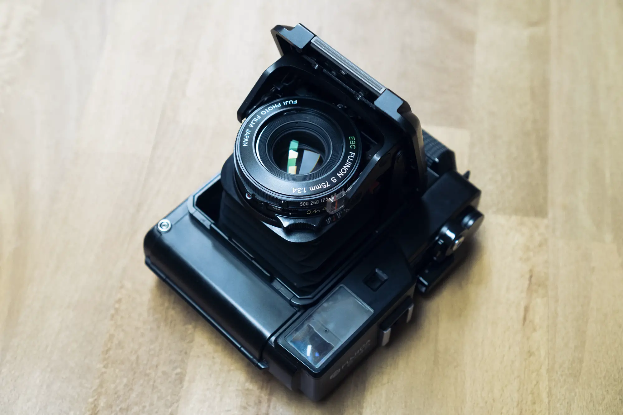 Flat cam of the voigtlander 35mm 1.4 vs. pitched cam of 40mm Summicron-c