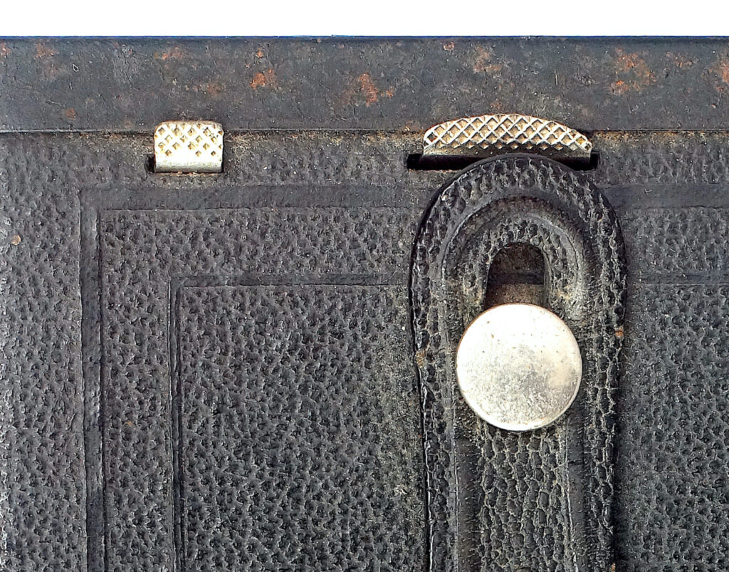 Shutter and aperture pull-up sliders.