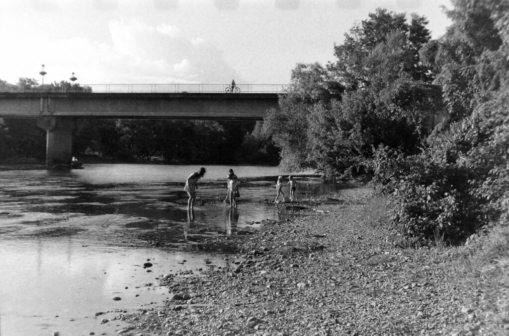 Children playing by the Dordogne